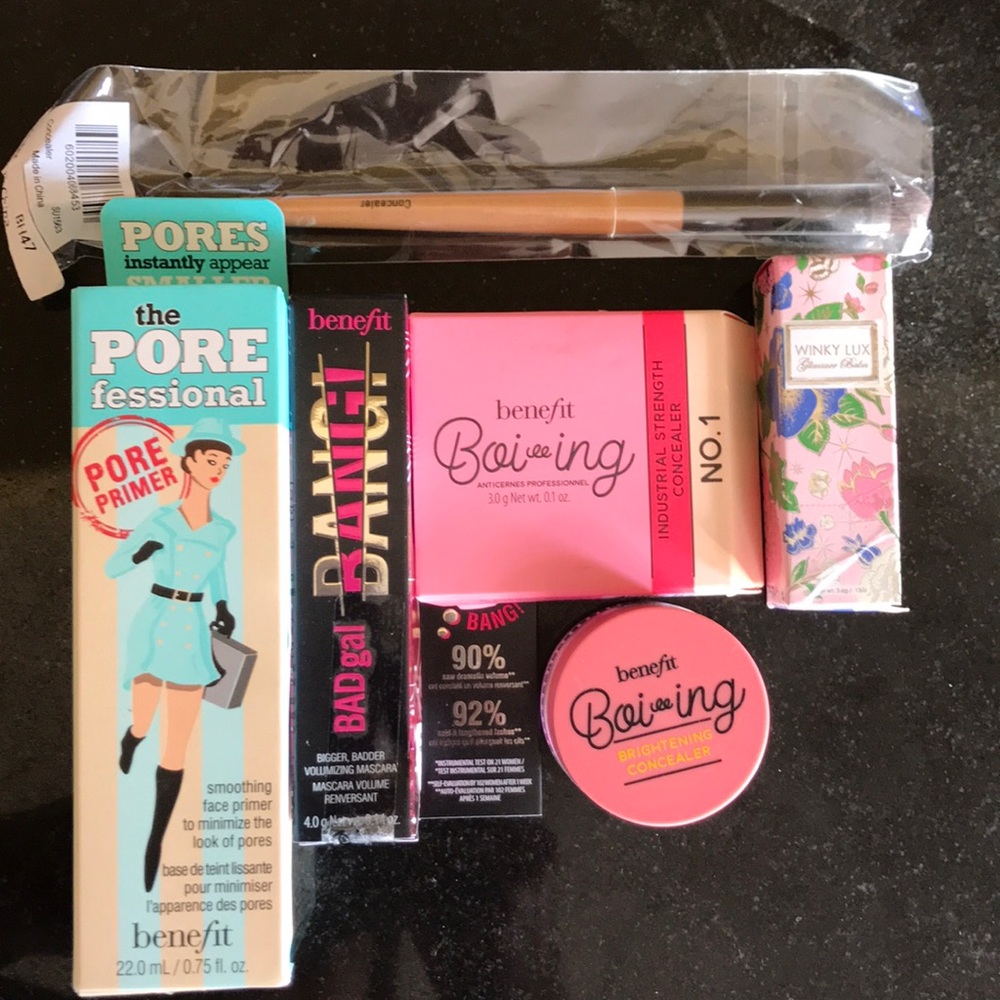 SOLD IT.   Makeup Kit